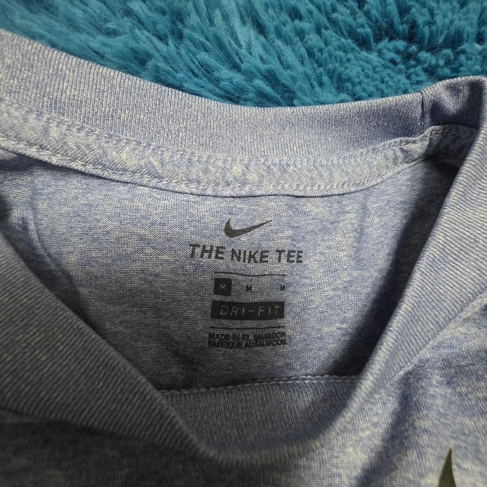 Nike drifit women's shirt size medium